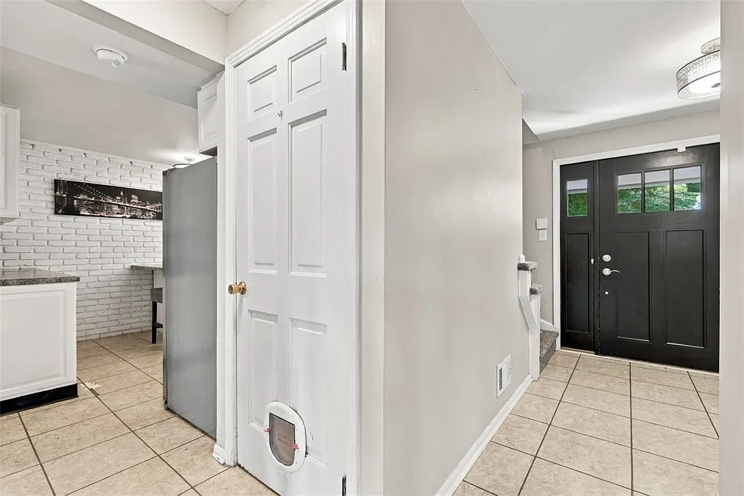 4 bed, 2.5 bath, 2400 sqft, $3,500 — Photo 4