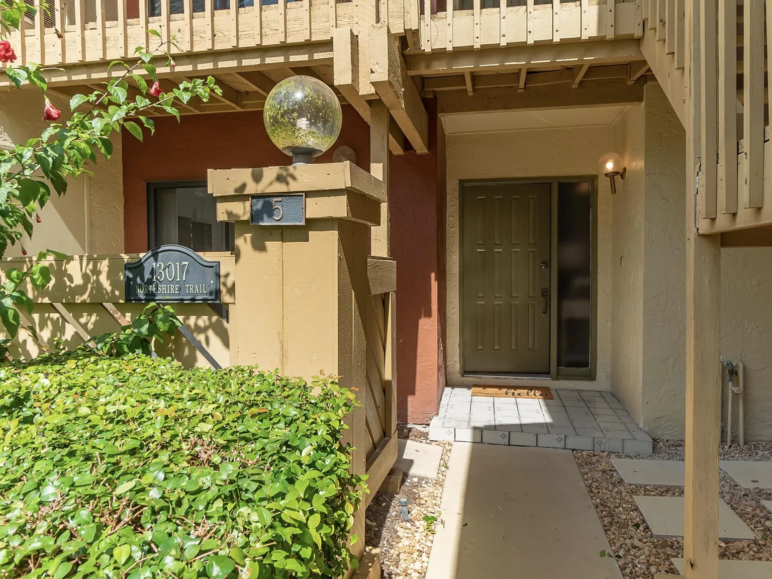 3 bed, 2.0 bath, 1300 sqft, $5,500 — Photo 2
