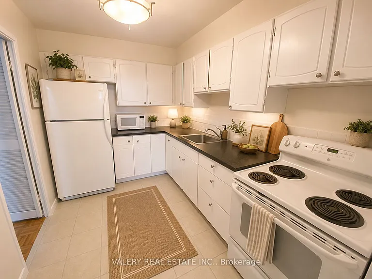 10 Edgecliff Golfway #711 — Photo 3
