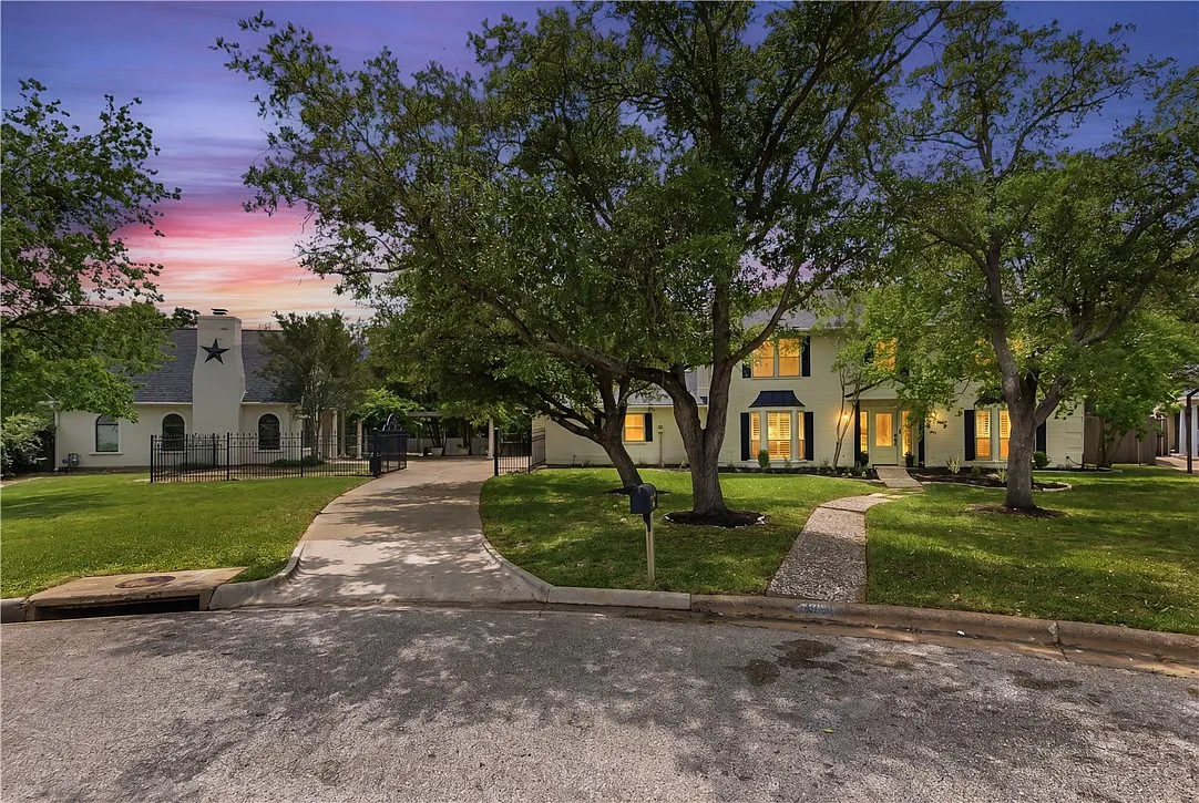 6 bed, 4.5 bath, 4080 sqft, $3,800 — Photo 1