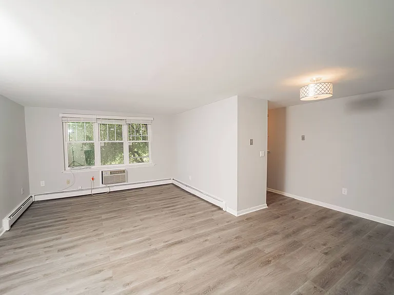Enclave West Hartford / Parc West — Photo 2