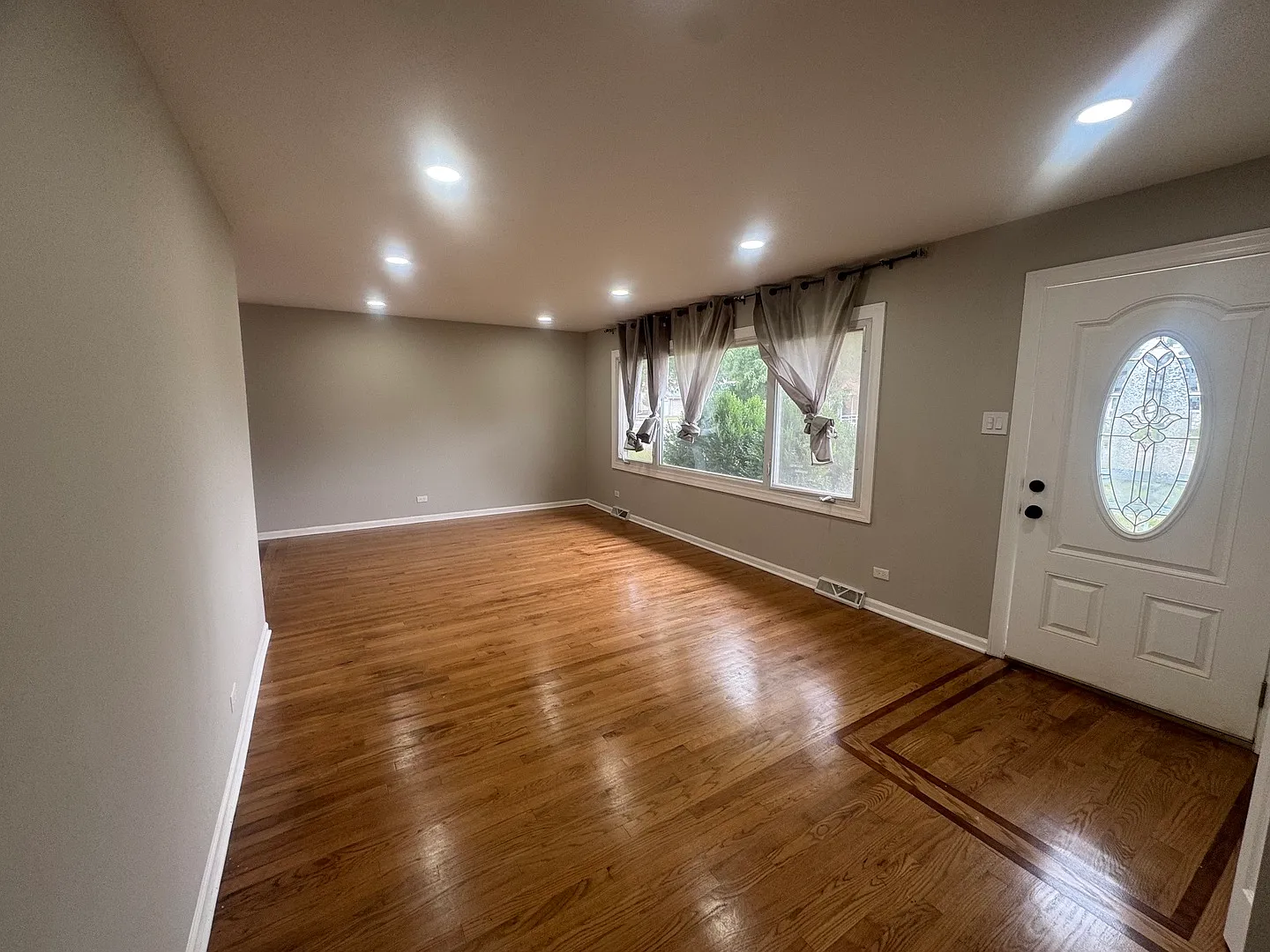 5 bed, 1141 sqft, $3,000 — Photo 2
