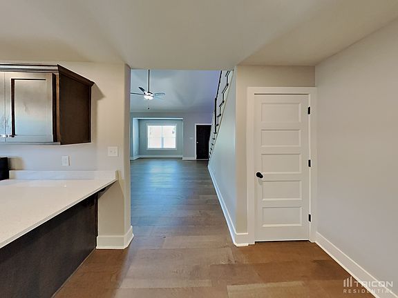 4th image of 102 Canyon Dr