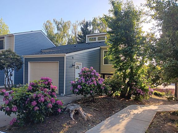 2nd image of 790 Lockhaven Dr NE #214-770A