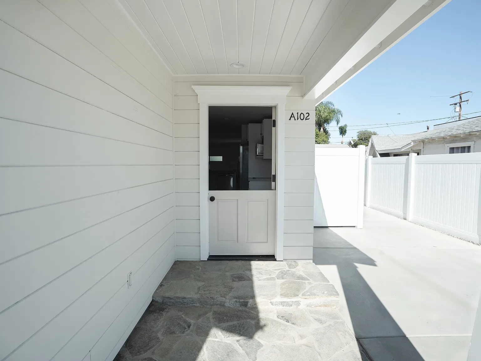 4 bed, 2500 sqft, $7,850 — Photo 2
