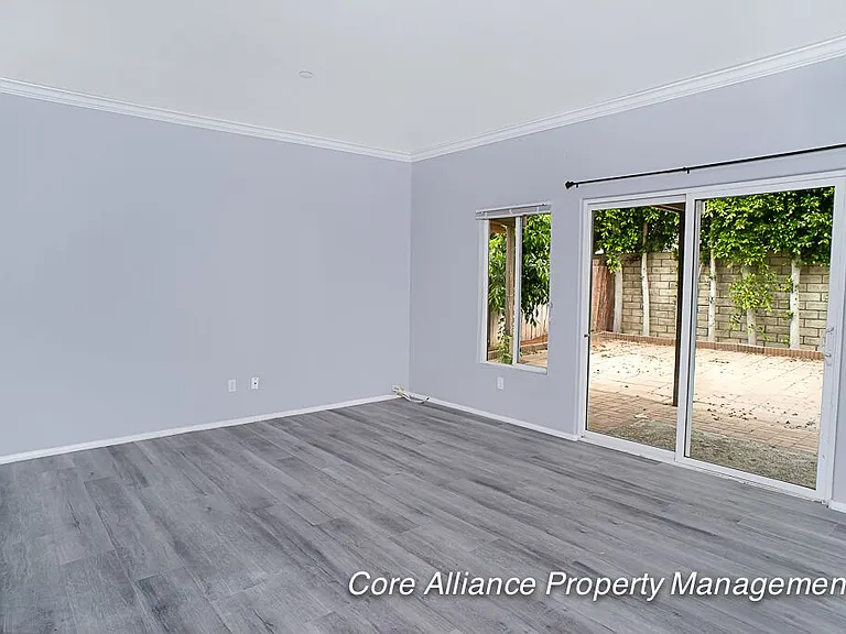 9435 Noble Ave — Photo 2