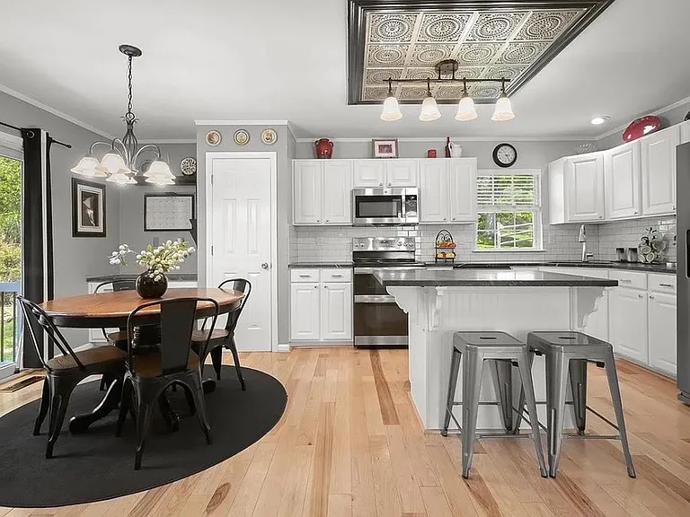 Kitchen and breakfast area