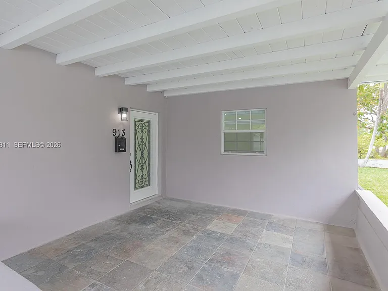 913 NE 2nd St — Photo 3