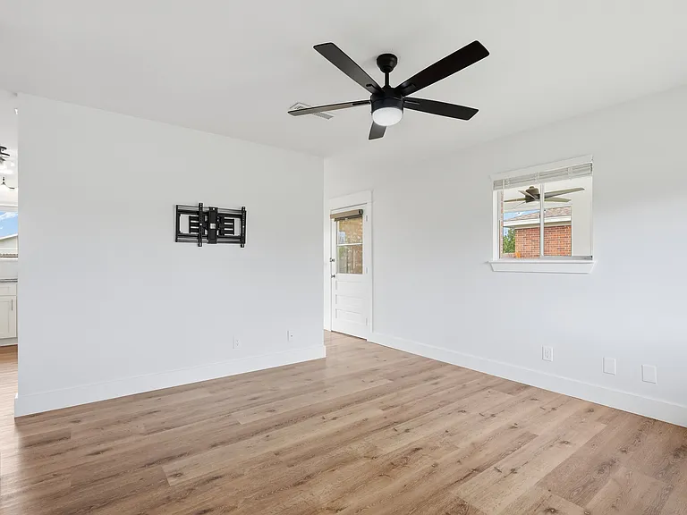 1929 Frankford Ave — Photo 20