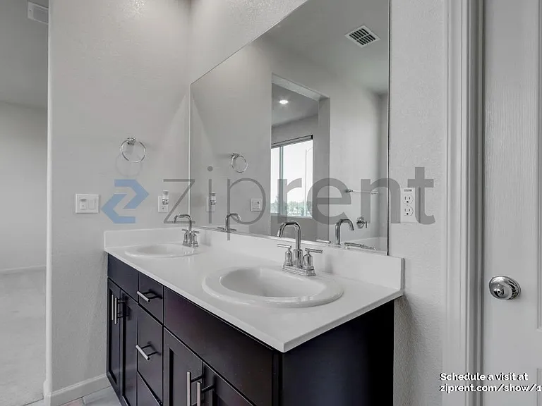 1474 Dorrington Ln — Photo 12