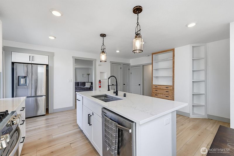 4th image of 214 E 68th Street