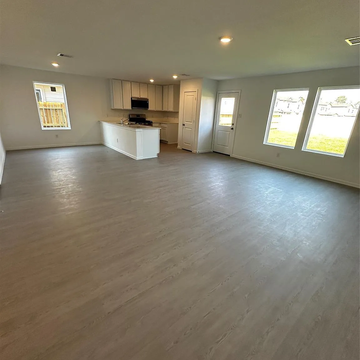 4 bed, 2.5 bath, 2039 sqft, $3,000 — Photo 1