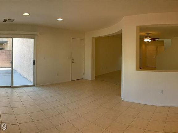 3rd image of 8076 Dutch Villas St