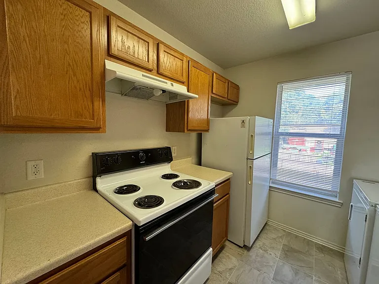 413 Creek St — Photo 11