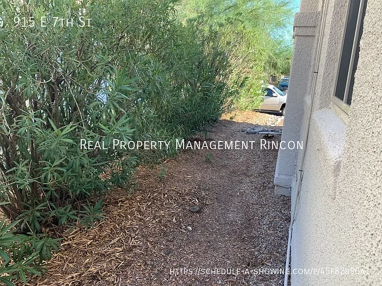 915 E 7th St — Photo 19