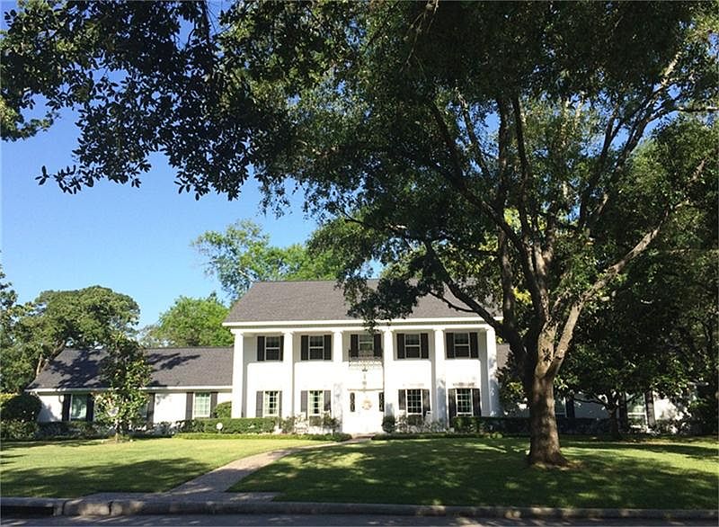 Gorgeous southern mansion with expansive lawn, magnolias and oaks.