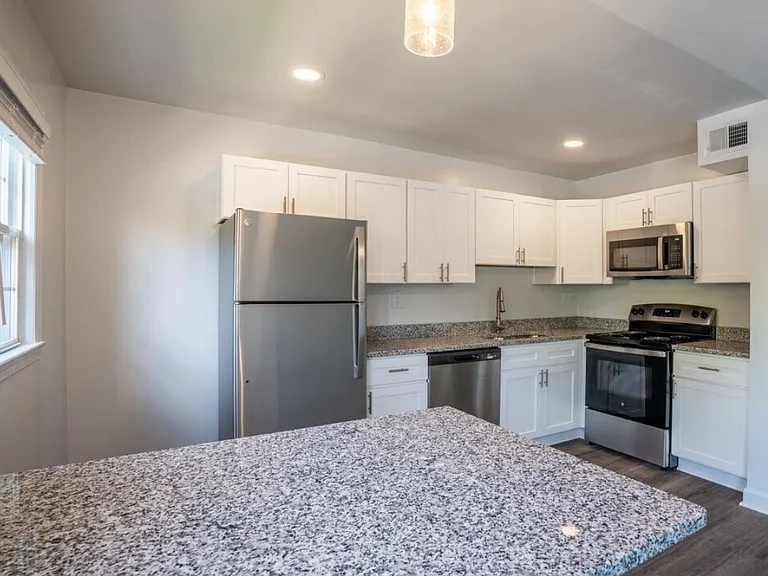 Colonial Village Apartments — Photo 7
