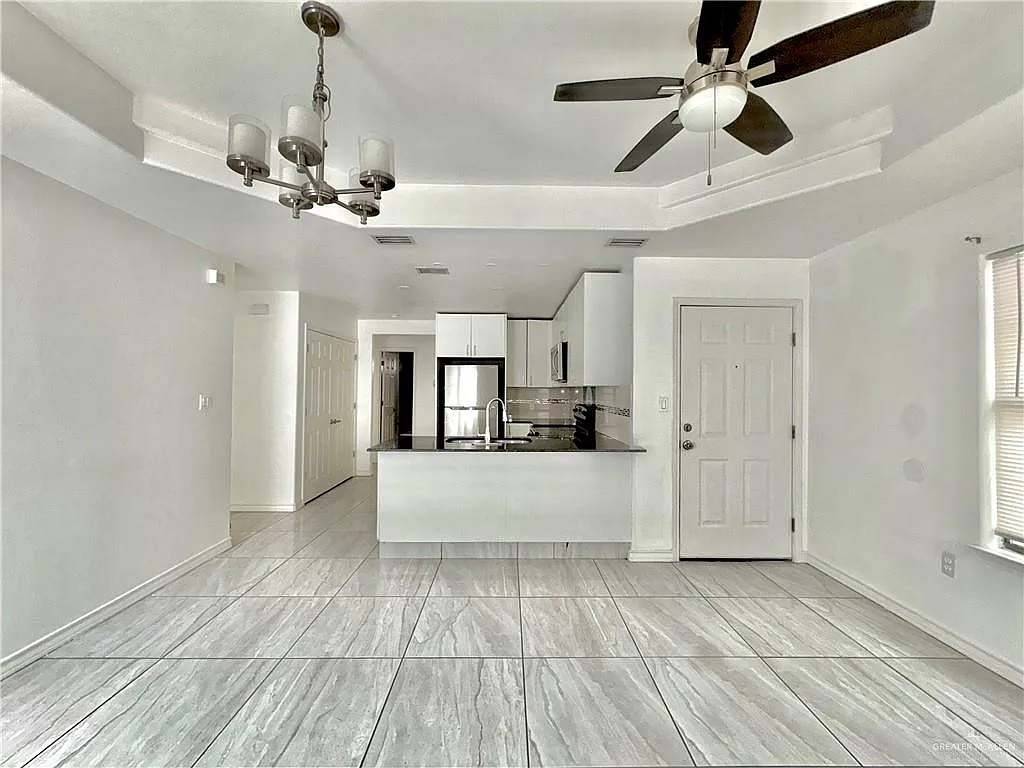3 bed, 2.0 bath, 1050 sqft, $1,195 — Photo 3