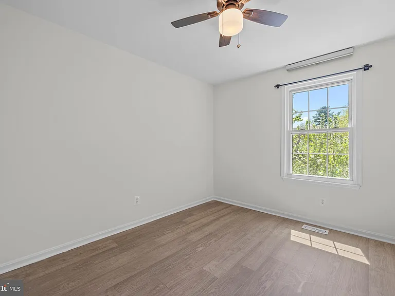 1095 Travis Ln — Photo 7
