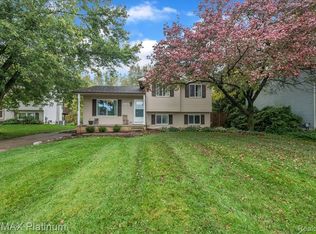 712 Cardinal Ct, Howell, MI 48843