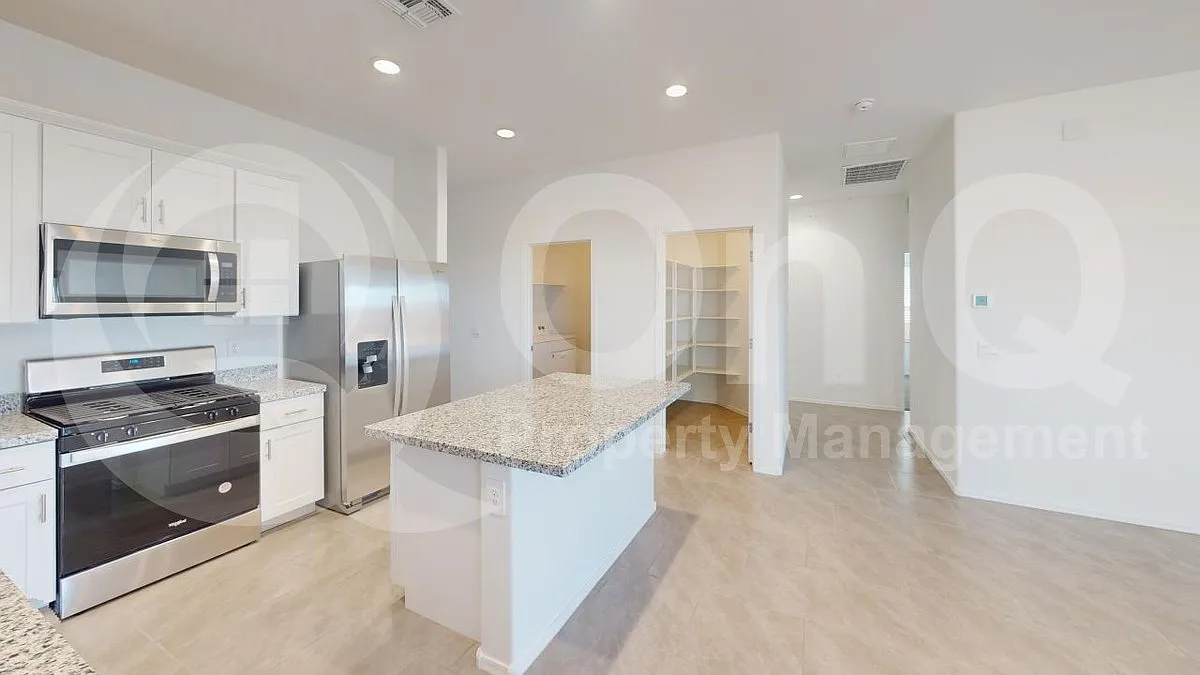 5 bed, 3.0 bath, 1909 sqft, $2,249 — Photo 4