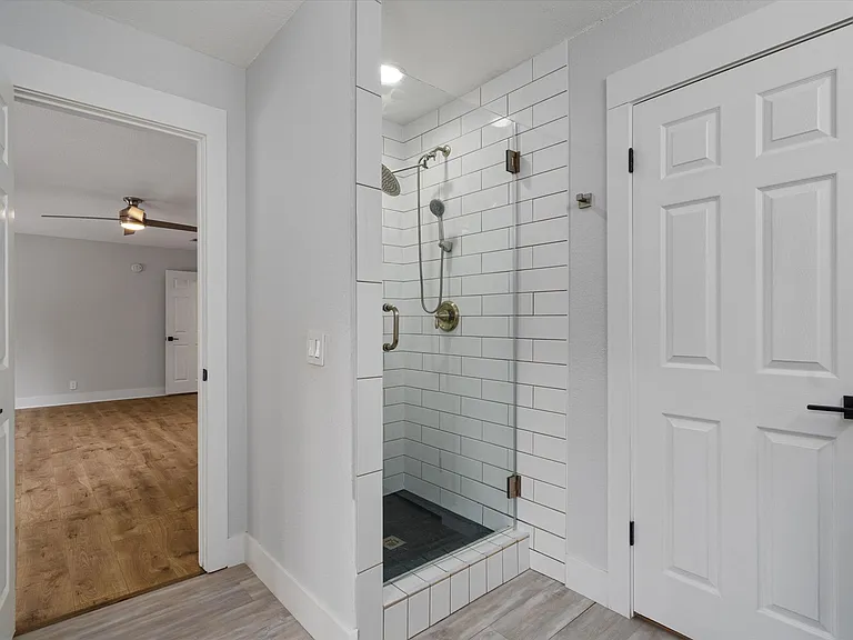 1203 Thackeray Ln — Photo 24