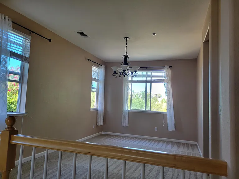 385 Roundhill Dr — Photo 5