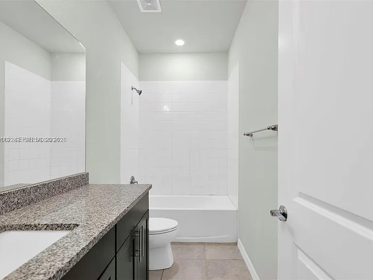 1240 Eucalyptus Dr #2 — Photo 19