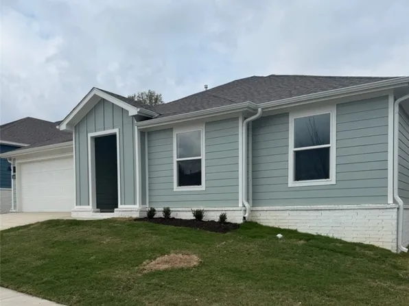 4462 W Glacier St, Fayetteville, AR 72704