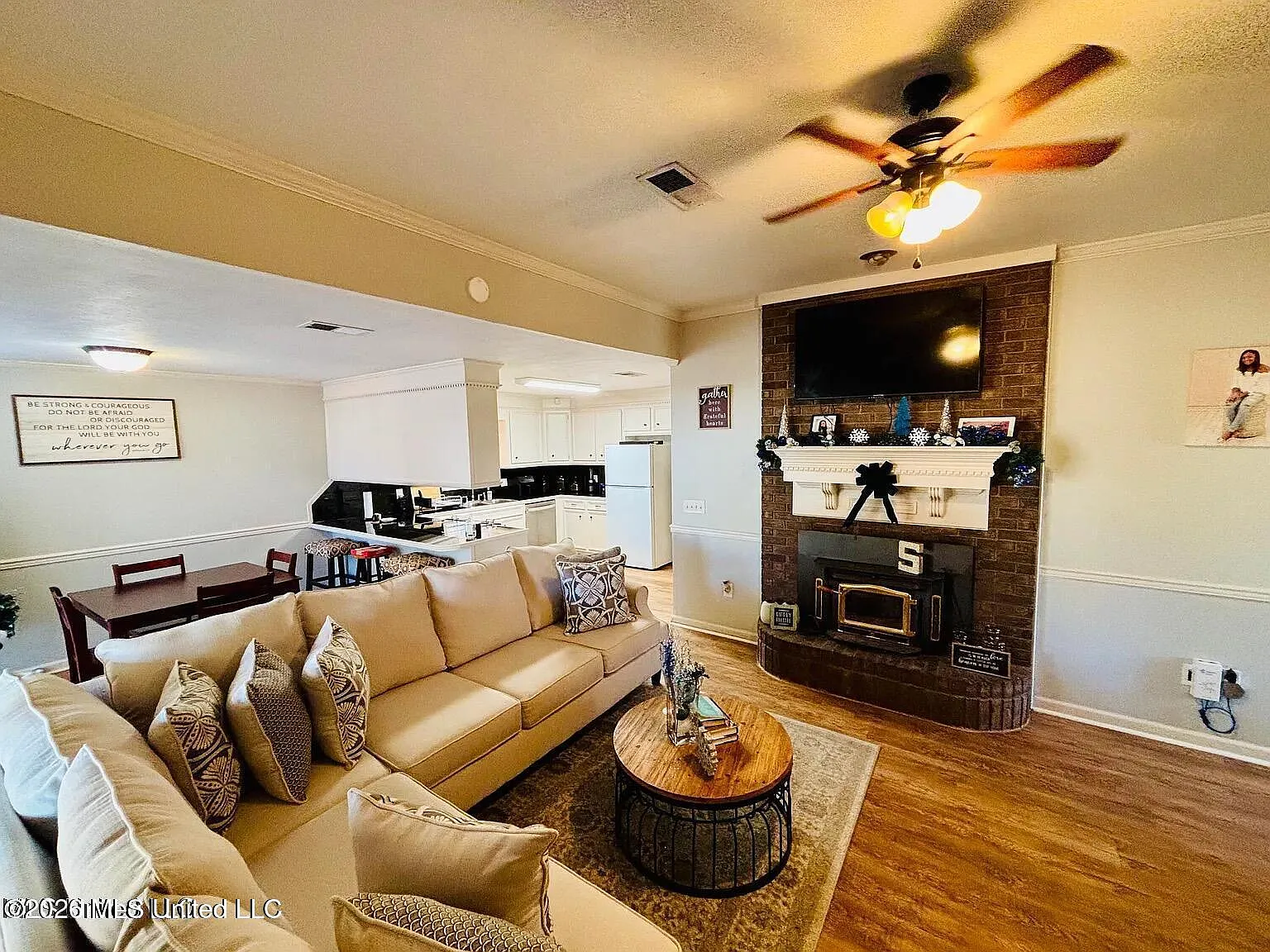 3 bed, 2.0 bath, 1446 sqft, $2,300 — Photo 4