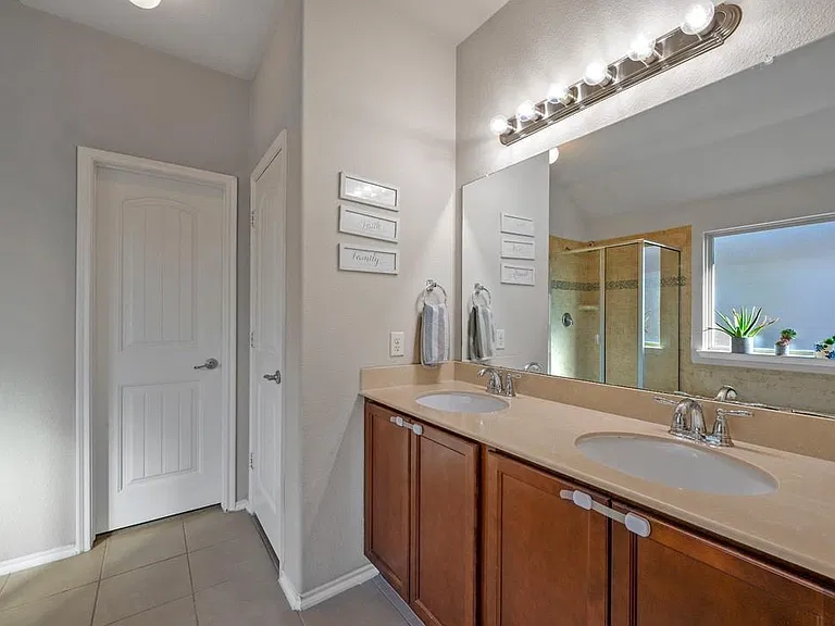 2413 Michelle Creek Dr — Photo 16