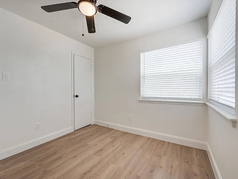 805 W Chambers St #C — Photo 8