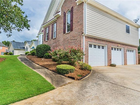 4th image of 3760 Landmark Dr