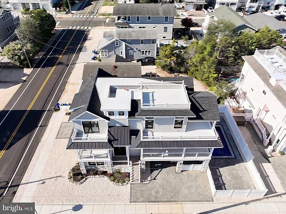 4th image of 2912 Beach Ave
