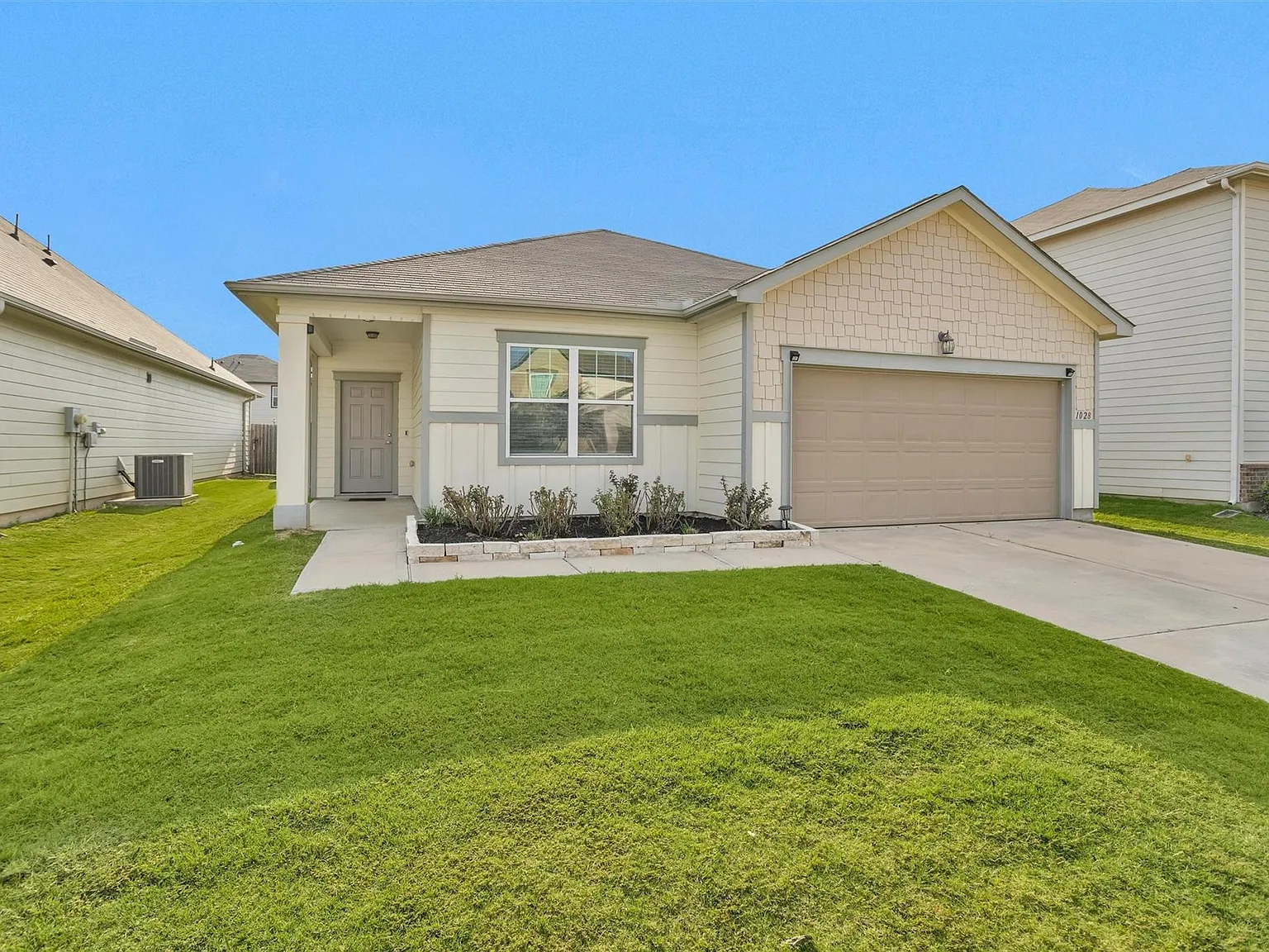 3 bed, 2.0 bath, 1434 sqft, $2,000 — Photo 3