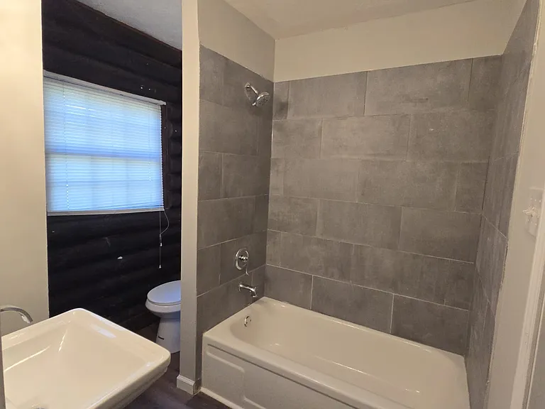 1099 W Hall Ave — Photo 5