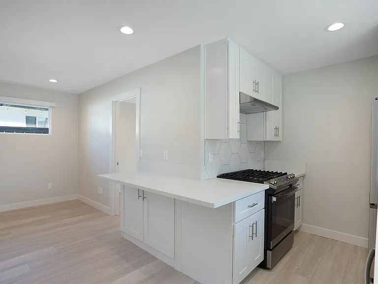 1056 1/2 Emory St — Photo 8