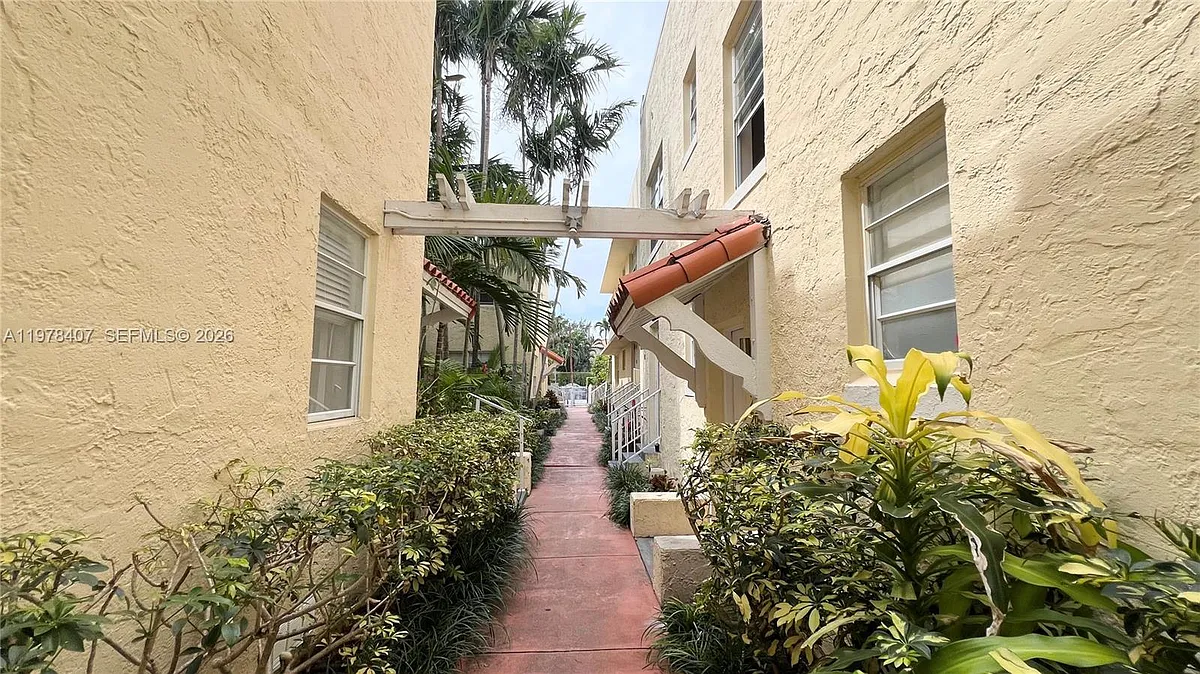 Building Photo - 1337 Euclid Ave #104