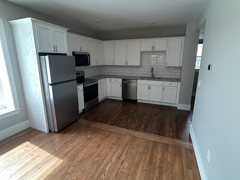 417 E Broadway — Photo 9