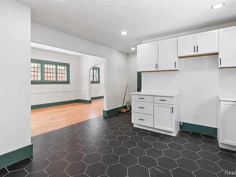 4767 Sturtevant St — Photo 12