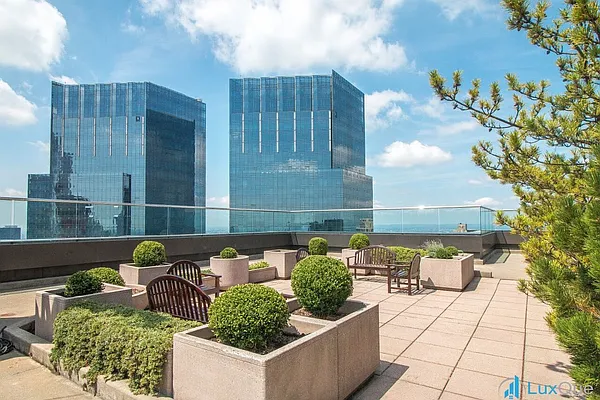 Rented by Luxus Manhattan Realty | media 21