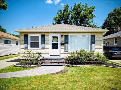2710 Center Dr, Parma, OH, 44134