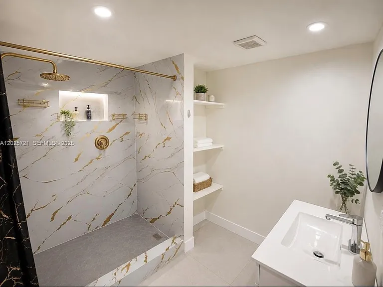 4125 N 32nd Ct — Photo 5