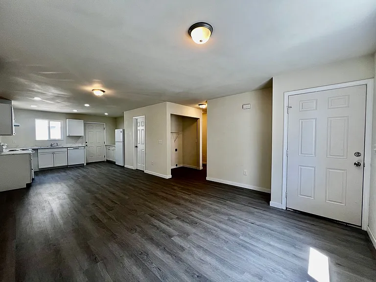 713 N 6th Ave — Photo 3