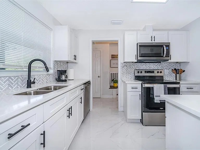 5815 Wolf Rd — Photo 13