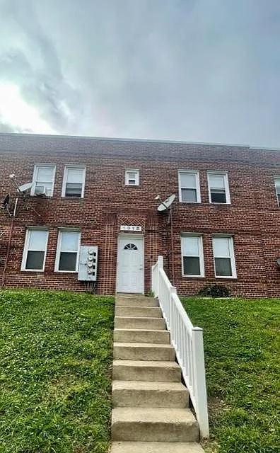1918 I St NE — Photo 2