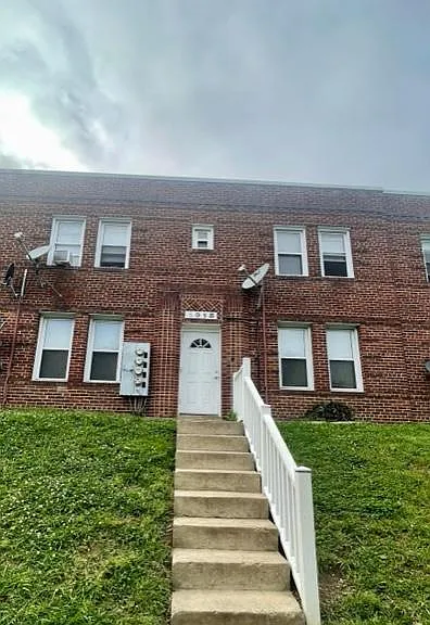 1918 I St NE #4 — Photo 2