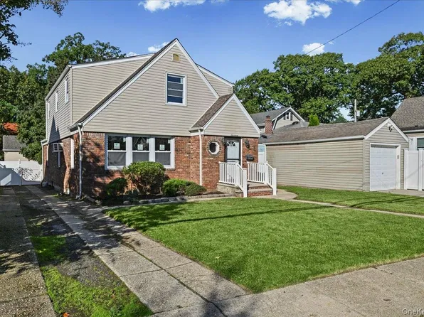 17 President Street, Lynbrook, NY 11563