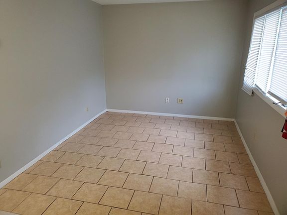 Living Room (9.5x 11)