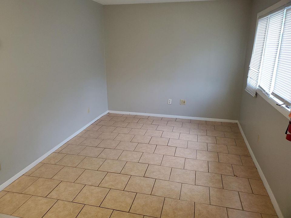 Living Room (9.5x 11)